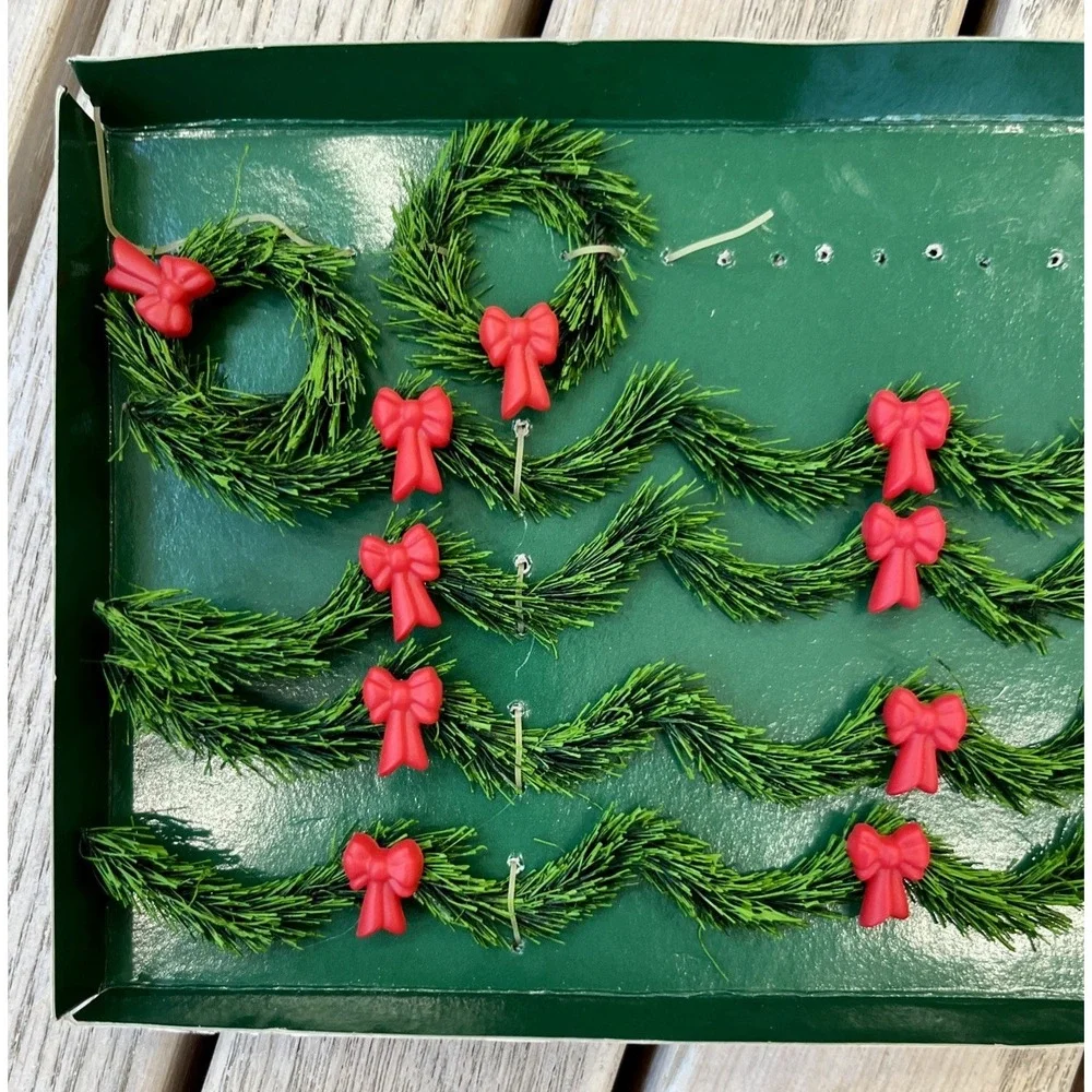 Department 56 Village Holiday Trimmings Garlands & Wreaths - Incomplete